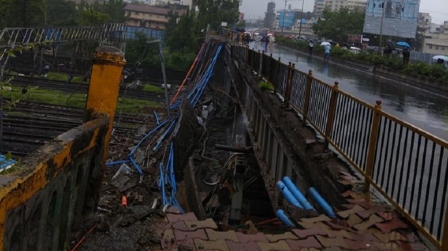 Colapso de puente peatonal en India deja cinco muertos - derrumbe-puente-india