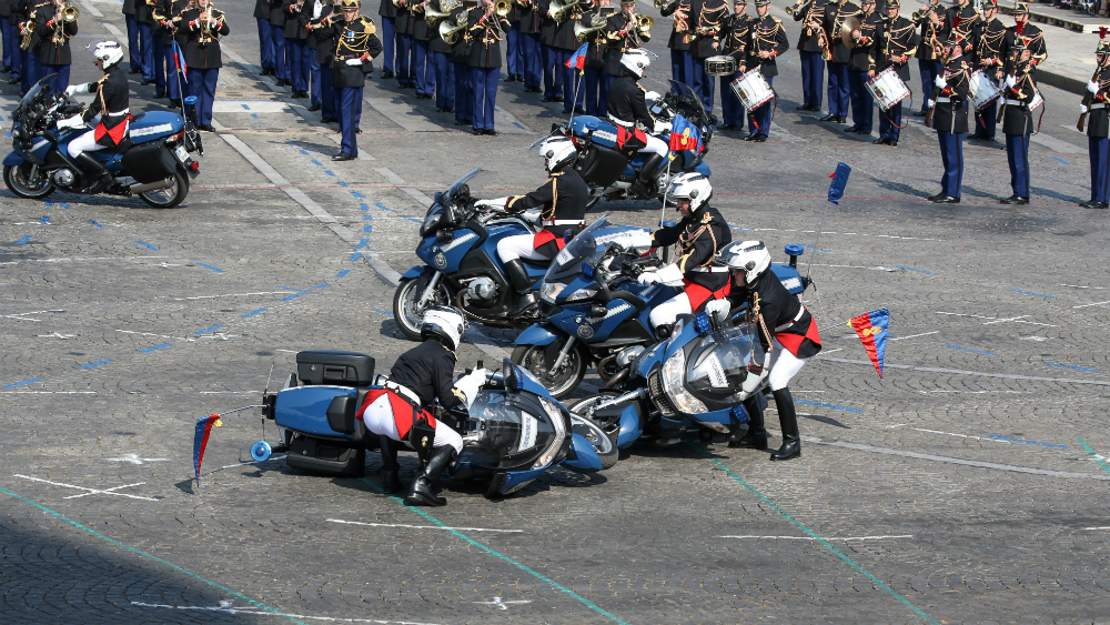 Francia celebra su día nacional con incidentes en desfile militar