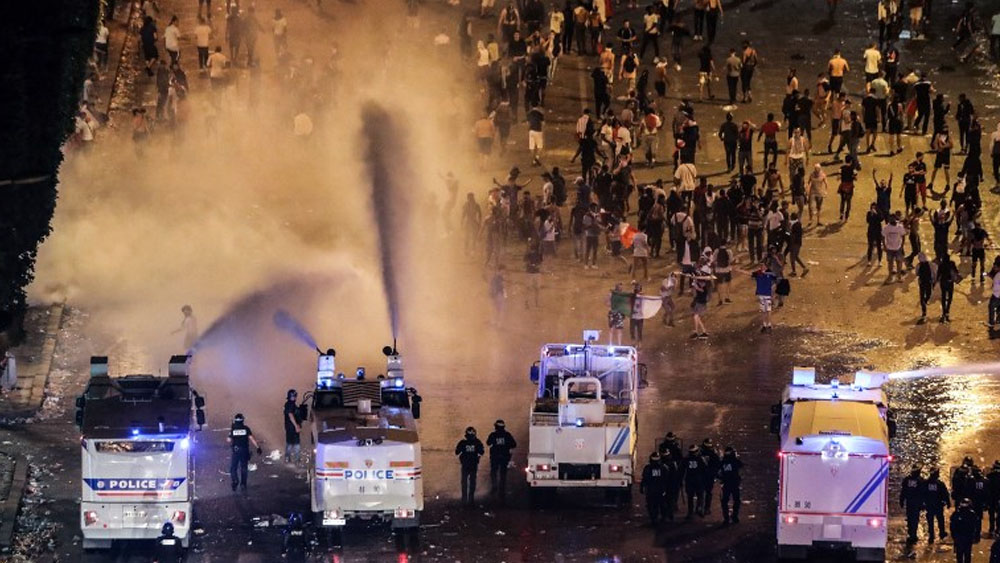 Multan a franceses que tocaron el claxon por victoria en el Mundial