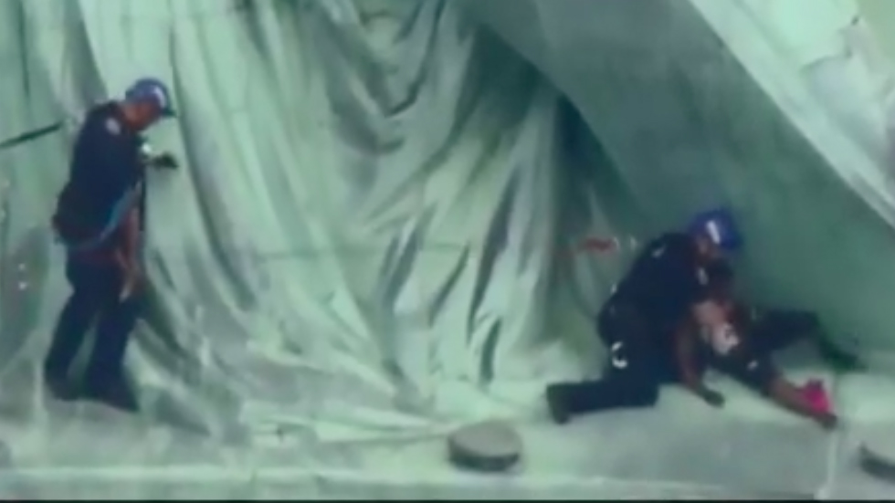 #Video Aseguran a mujer que escaló la Estatua de la Libertad
