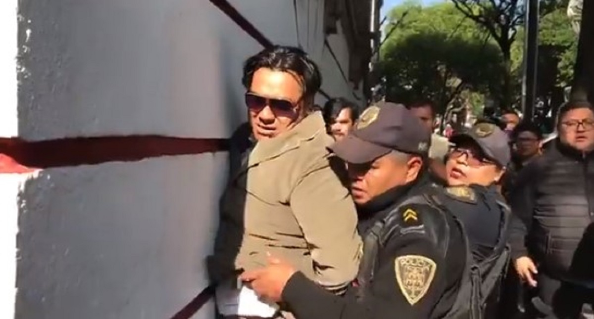 #Video Detienen a presunto ladrón afuera de casa de transición de AMLO