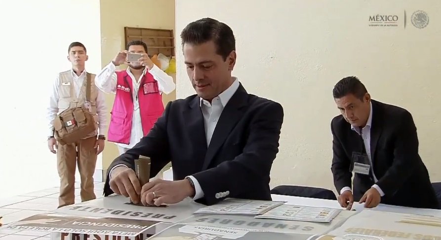 #Video Enrique Peña Nieto vota como presidente por última vez - dhcarkavmaajlcs