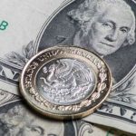 Peso registra su nivel más débil frente al dólar desde 2025