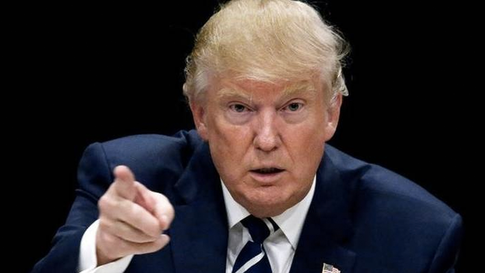 Trump amenaza a Pfizer por subir costos de medicamentos