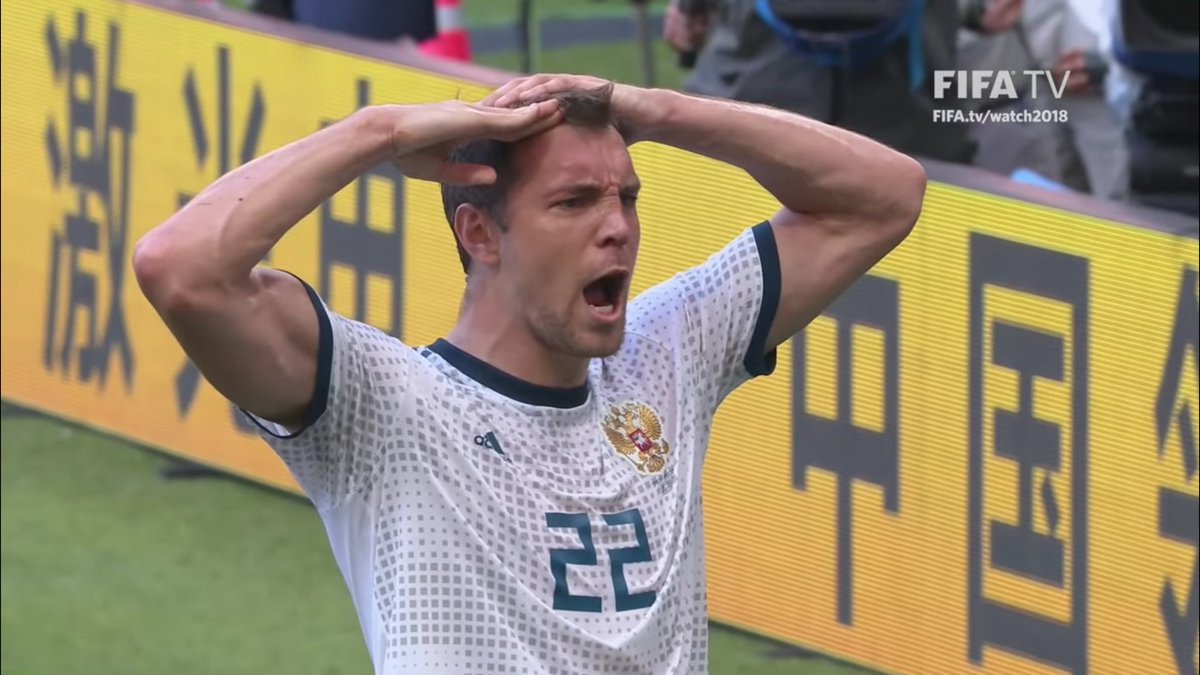 Dzyuba muestra la lesión en su mano durante el juego contra España