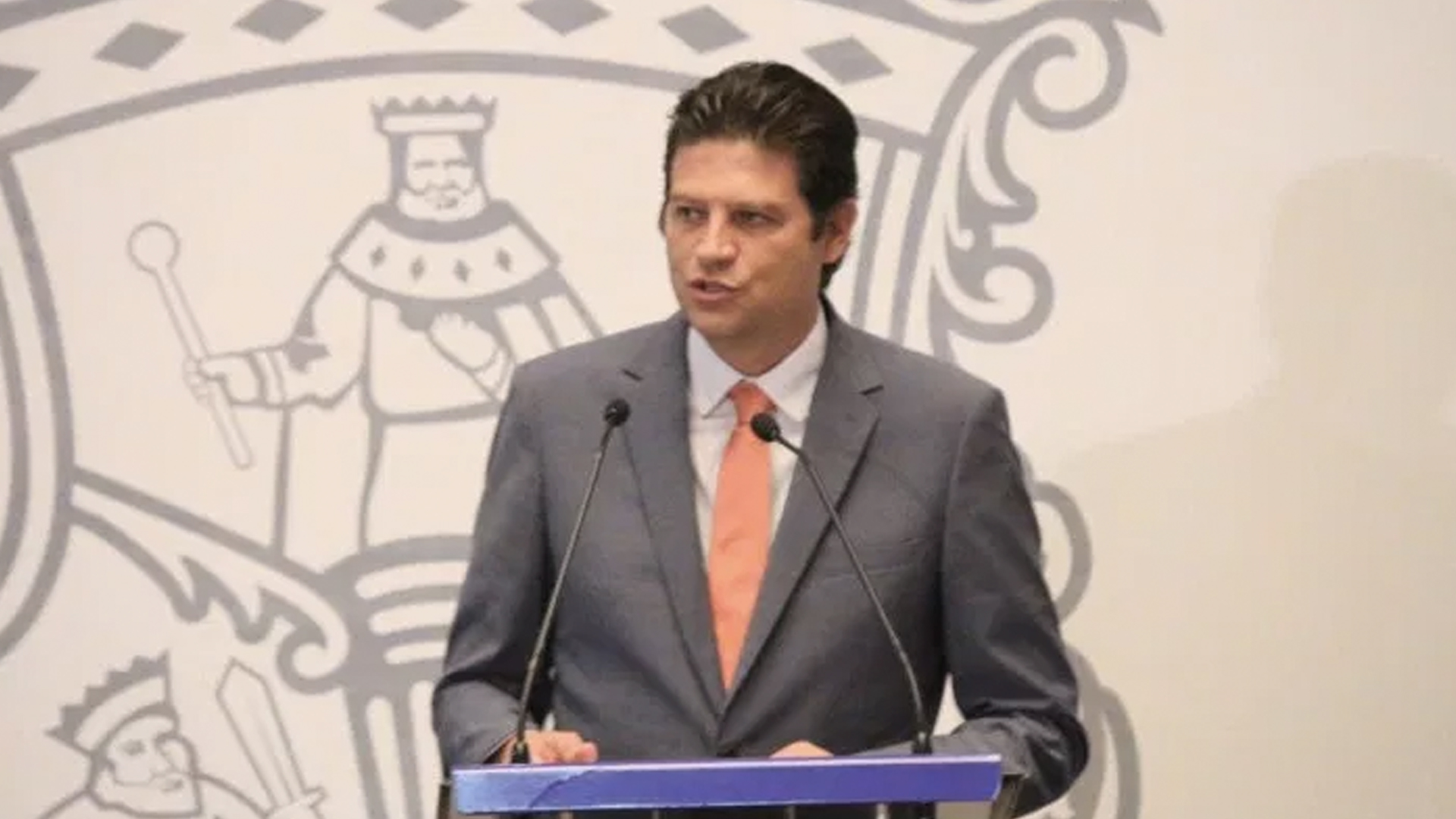 Roban objetos personales a edil michoacano en Toluca - edil