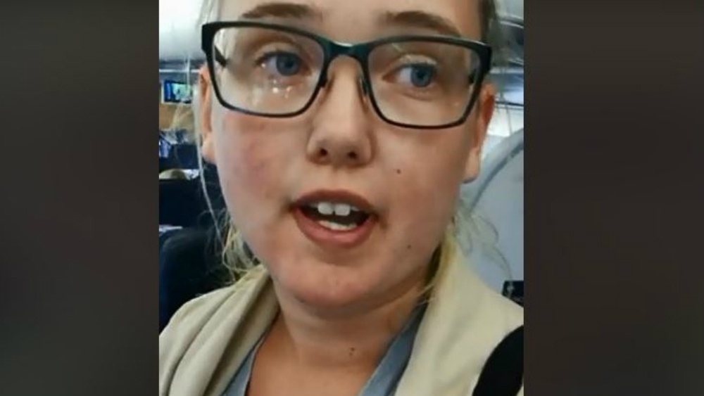 #Video Joven sueca detiene vuelo e impide que deporten a un hombre