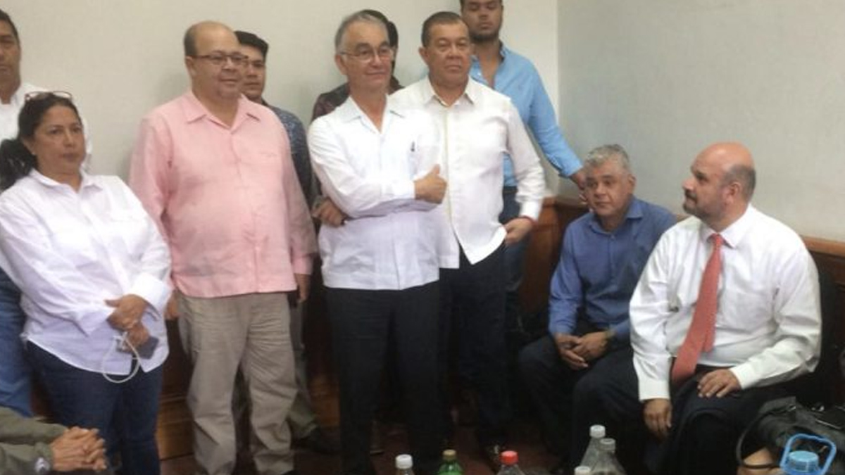 Empresarios veracruzanos exigen pagos atrasados a Yunes