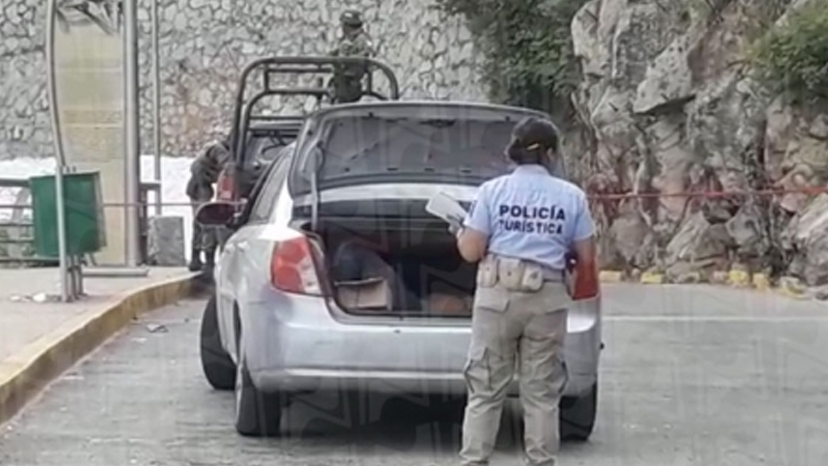 Hallan cuerpo en vehículo abandonado en Acapulco