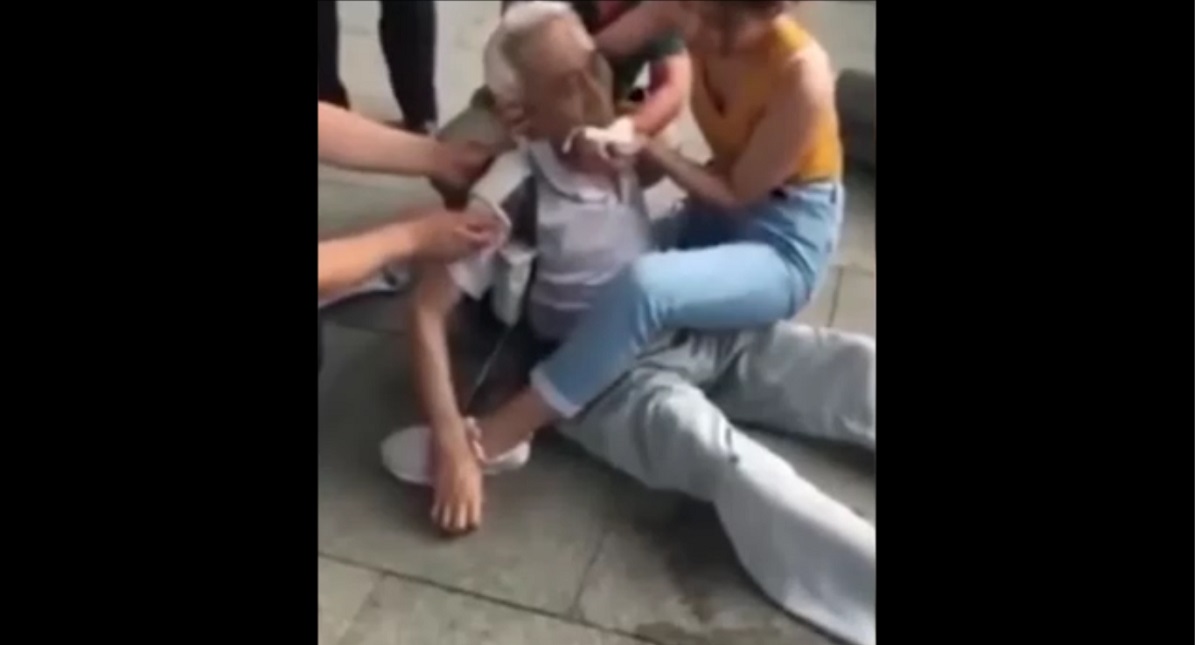 #Video Estudiante de medicina aplica RCP a anciano y le salva la vida - estudiante-de-medicina-da-rcp-a-anciano-y-lo-reanima