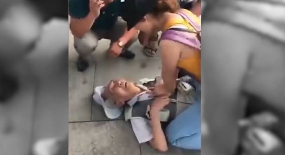 #Video Estudiante de medicina aplica RCP a anciano y le salva la vida