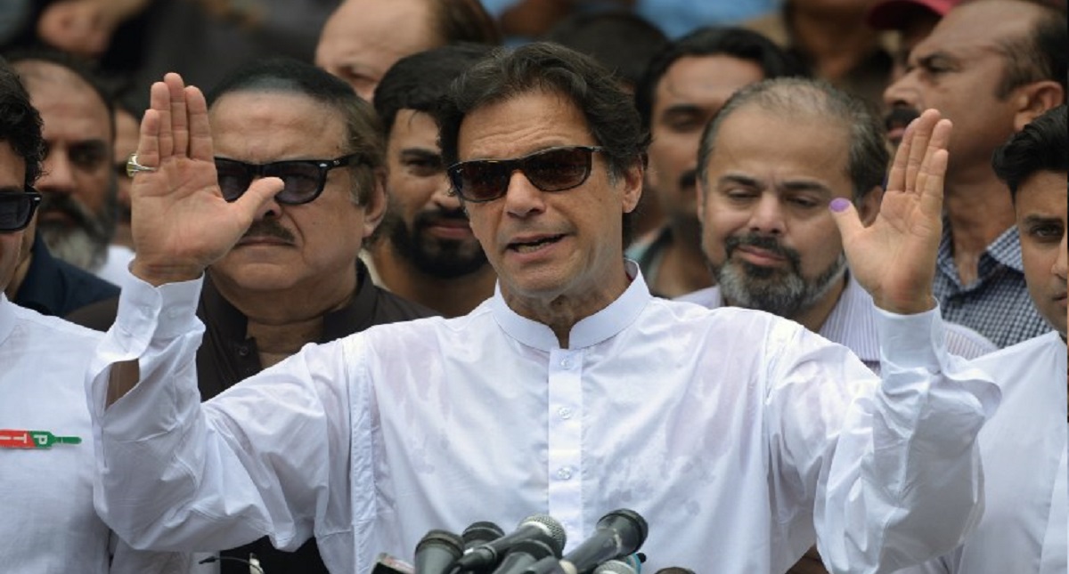 Excampeón de cricket gana elecciones legislativas en Pakistán