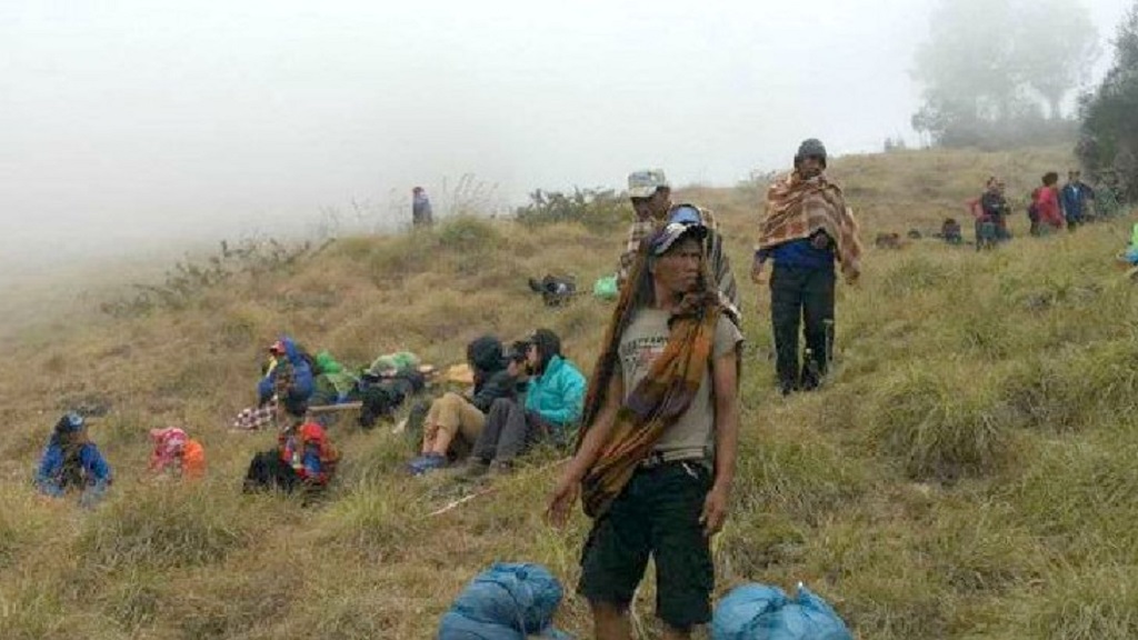 Sismo deja a más de 500 personas atrapadas en volcán de Indonesia