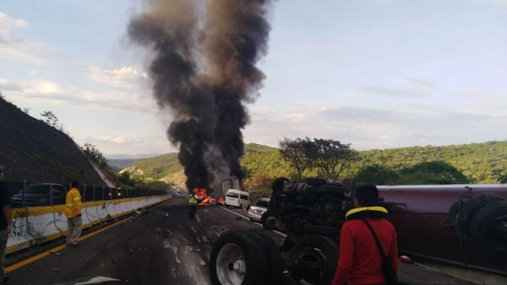Cierran la Autopista del Sol tras accidente con pipa Cierran la Autopista del Sol tras accidente con pipa