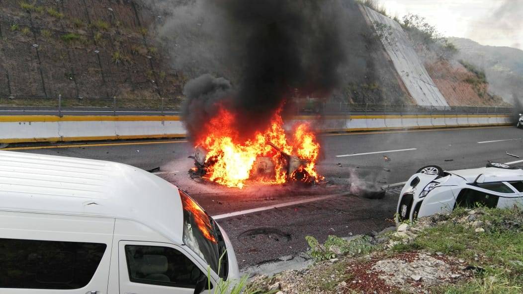 Cierran la Autopista del Sol tras accidente con pipa - explota-pipa-autopista-del-sol2