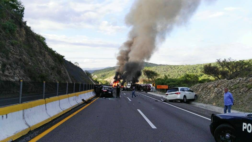 Cierran la Autopista del Sol tras accidente con pipa - explota-pipa-autopista-del-sol4