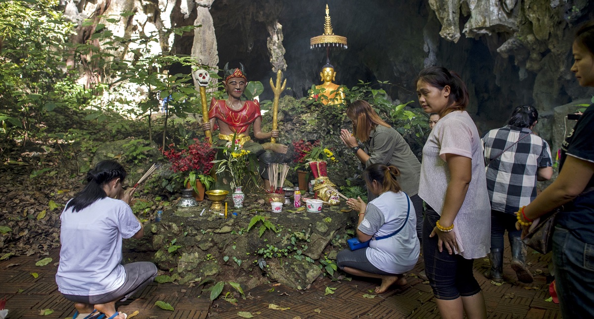 Estudian cinco posibilidades para rescatar a niños de cueva en Tailandia - familiares-de-ninos-atrapados-en-cueva-rezan-por-su-rescate