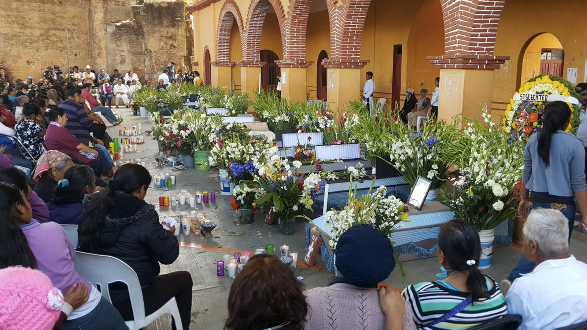 Realizan funerales de víctimas de ataque armado en Oaxaca