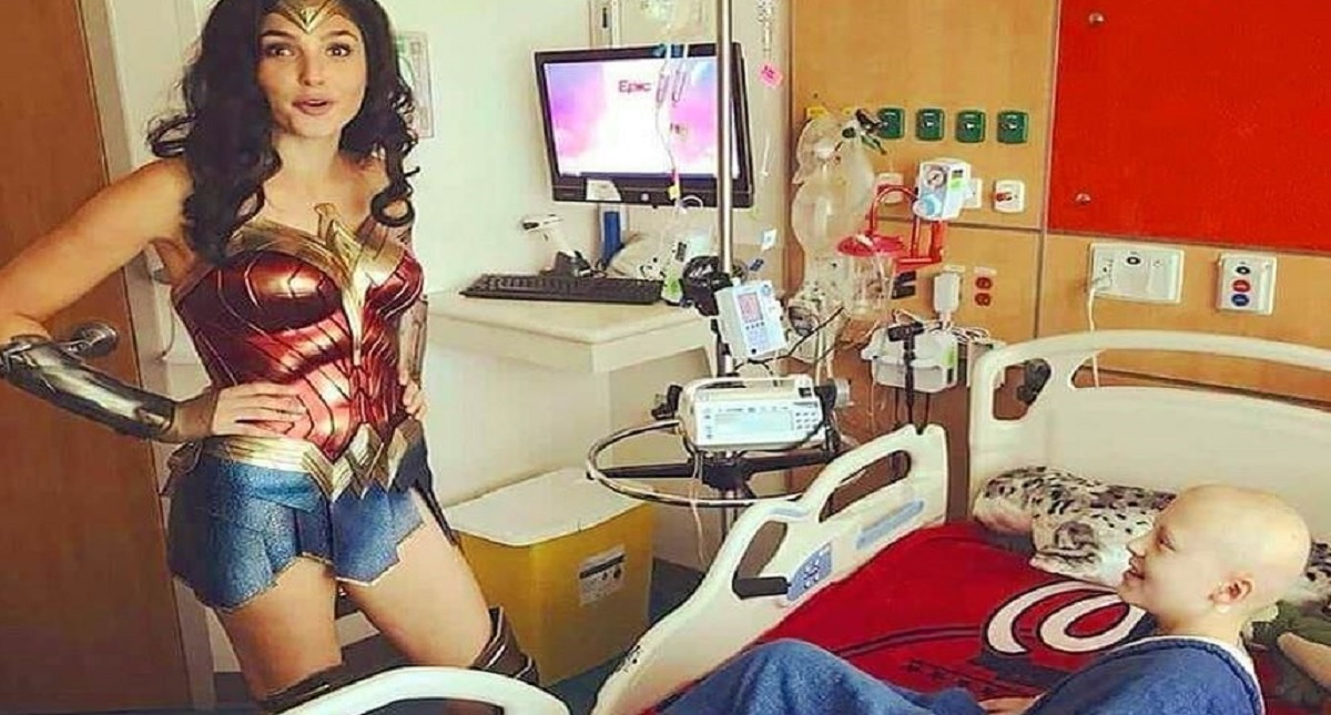 Gal Gadot visita hospital infantil como La Mujer Maravilla - gal-gadot-visita-hospital-infantil-como-la-mujer-maravilla-en-eu