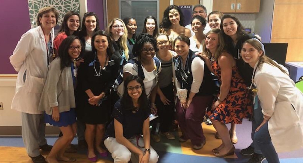 Gal Gadot visita hospital infantil como La Mujer Maravilla - gal-gadot-visita-hospital-infantil-como-la-mujer-maravilla