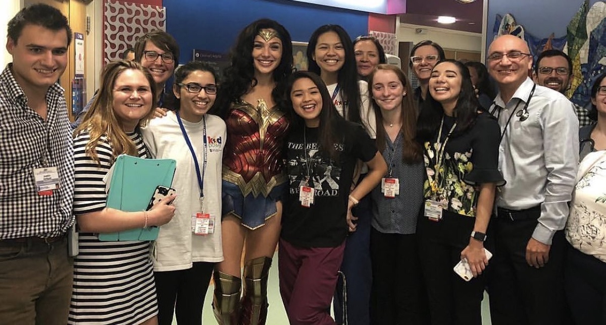 Gal Gadot visita hospital infantil como La Mujer Maravilla