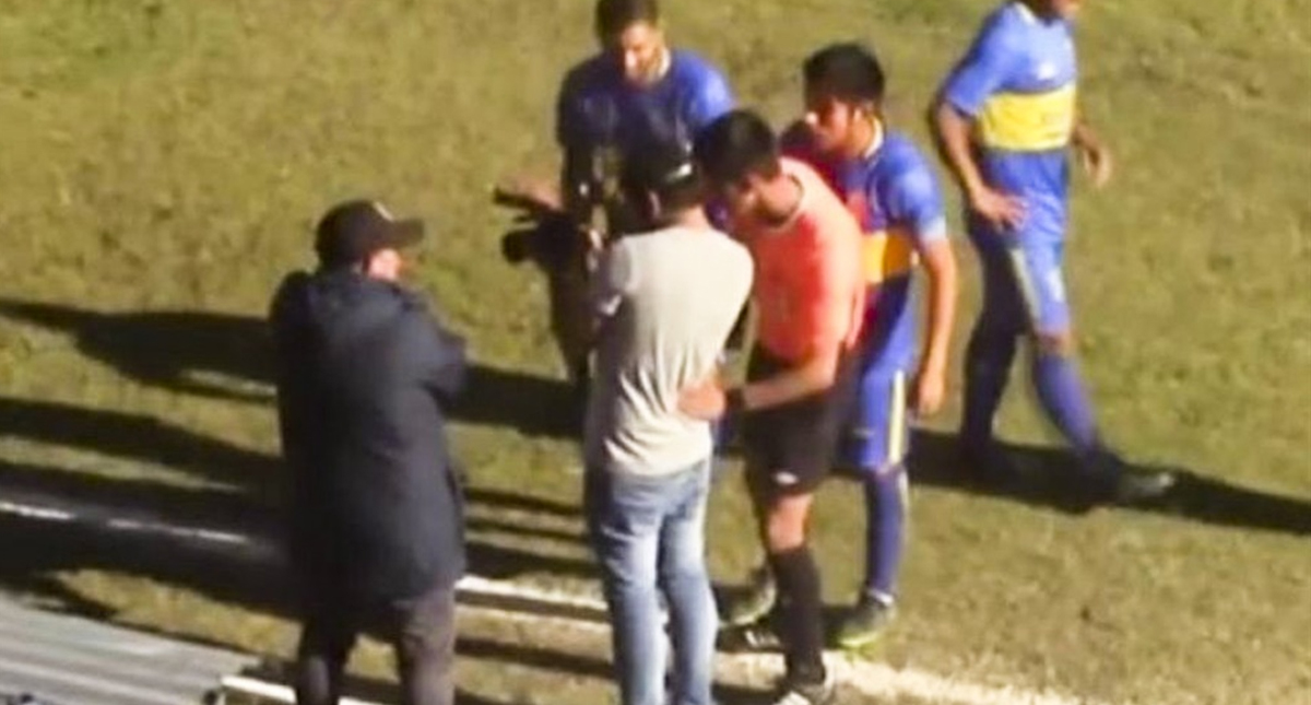 #Video Árbitro recurre al “VAR” durante partido local en Perú
