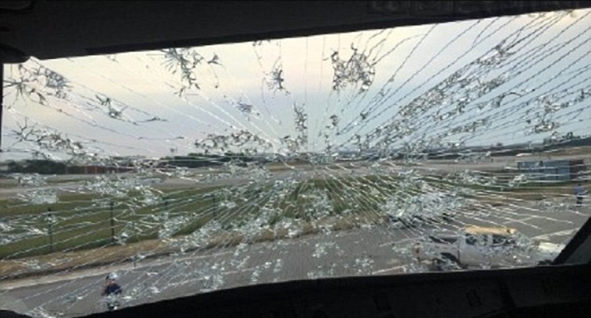 Granizo destroza nariz de avión en pleno vuelo en China - granizo-destroza-nariz-de-avion-durante-vuelo-en-china