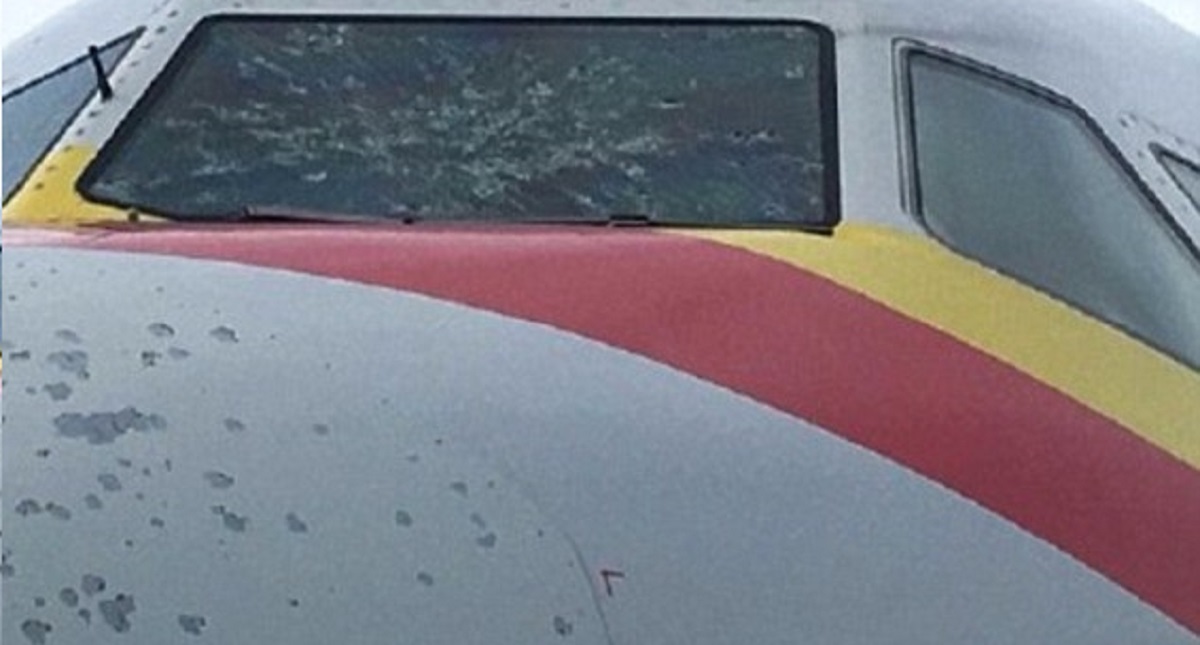 Granizo destroza nariz de avión en pleno vuelo en China - granizo-destroza-nariz-de-avion-en-pleno-vuelo-en-china1