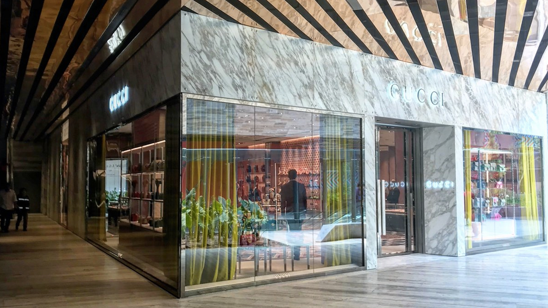 Roban tres millones de pesos en mercancía de tienda Gucci