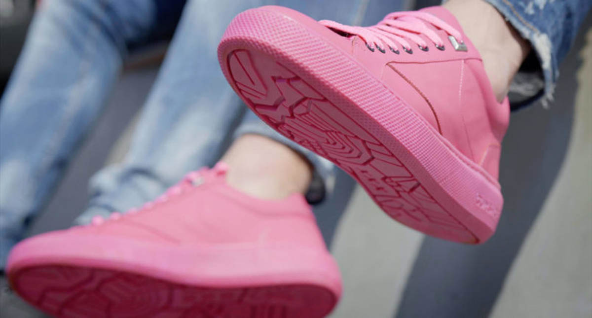 Transforman chicles en tenis a favor del medioambiente