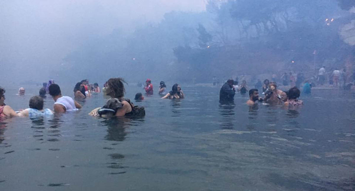 #Video Habitantes de Grecia se refugian en el mar por incendios - habitantes-de-grecia-se-refugian-en-el-mar-por-incendios