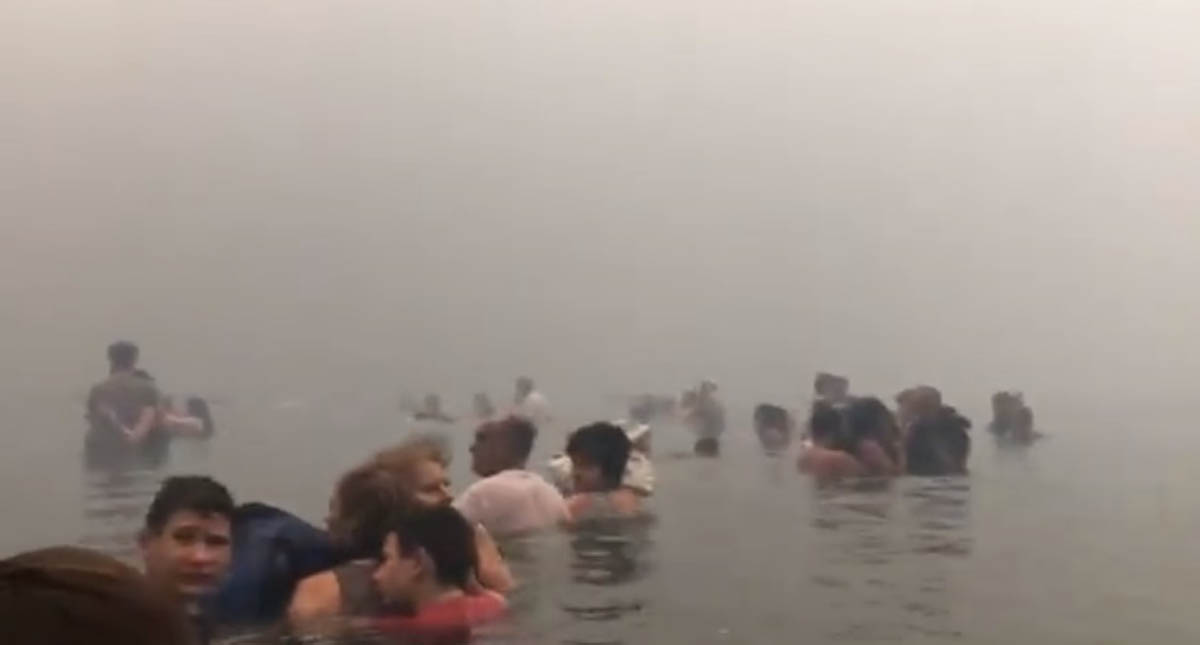 #Video Habitantes de Grecia se refugian en el mar por incendios #Video Habitantes de Grecia se refugian en el mar por incendios