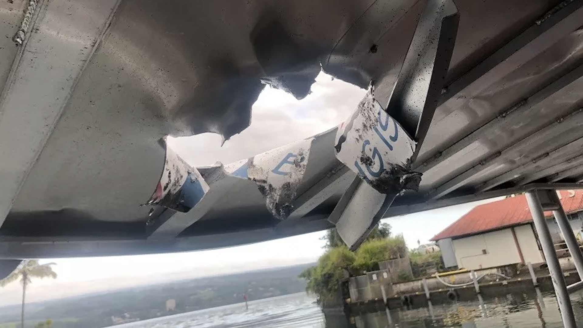 Lava del volcán Kilauea cae sobre bote de turismo dejando al menos 13 heridos