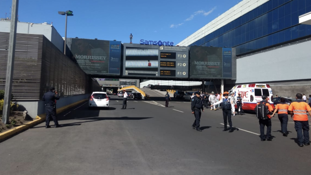 #Video Muere hombre que se arrojó al vacío en el AICM