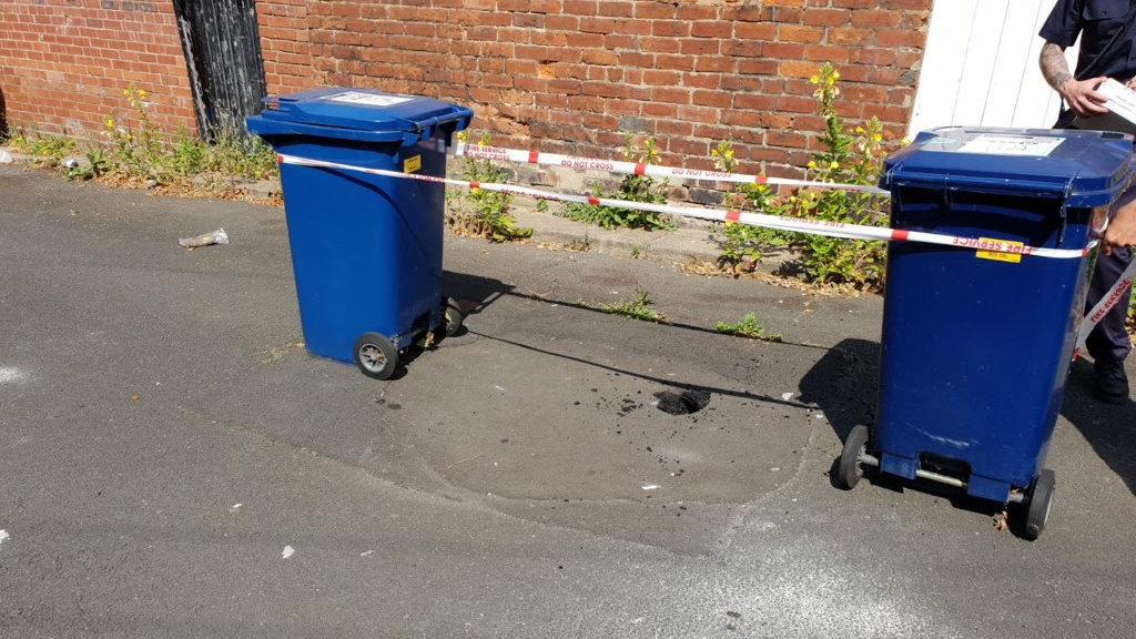 Hombre pisa asfalto derretido y queda atrapado en Reino Unido - hombre-asfalto-newcastle-2