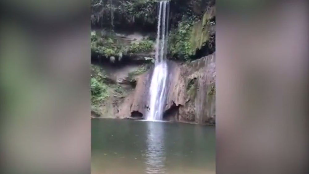 #Video Muere turista tras resbalar y caer a cascada