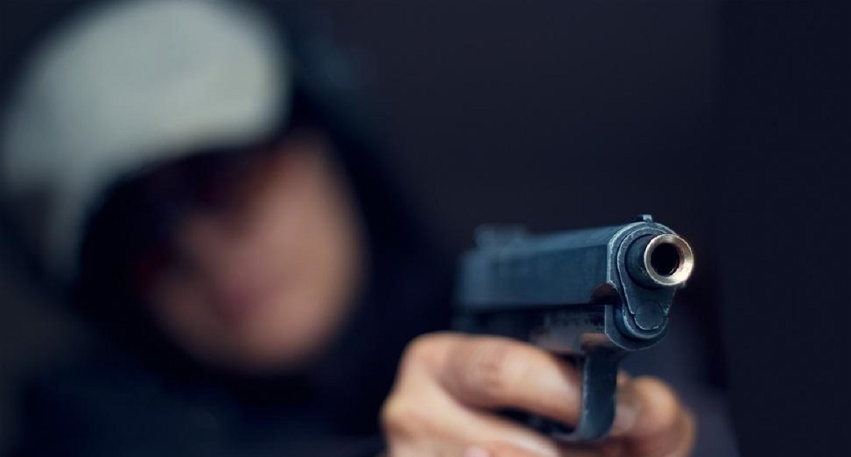 Roban cuatro autos de pensión en Santa María la Ribera - hombre-con-pistola