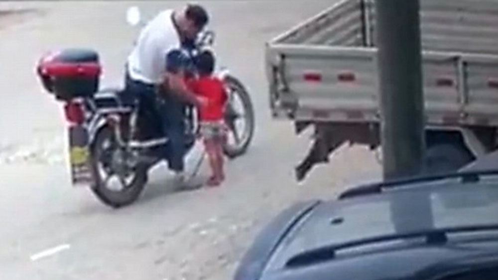 #Video Motociclista secuestra a niña de tres años en China