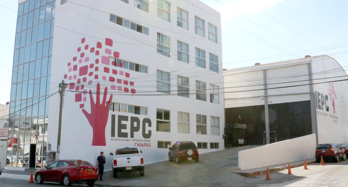 Lanzan gas lacrimógeno a sede del IEPC de Chiapas