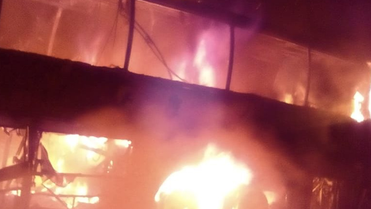 Se incendia autobús en la Autopista del Sol