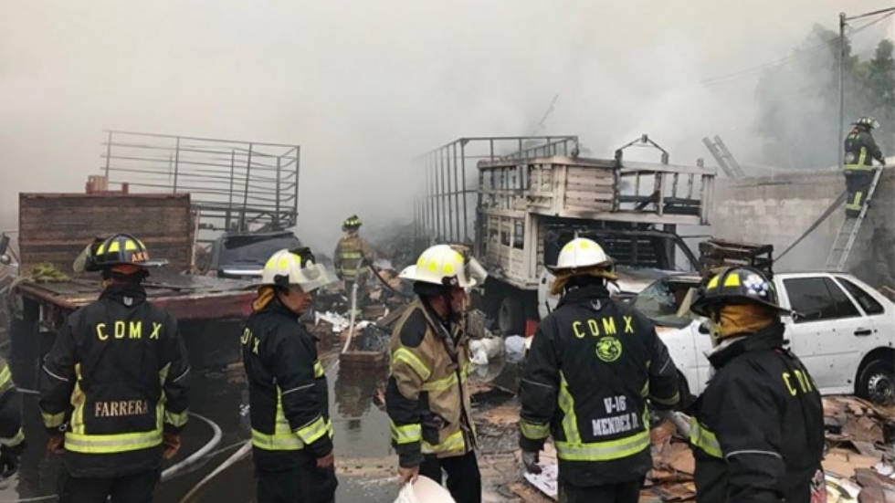 Bomberos controlan incendio en Iztapalapa