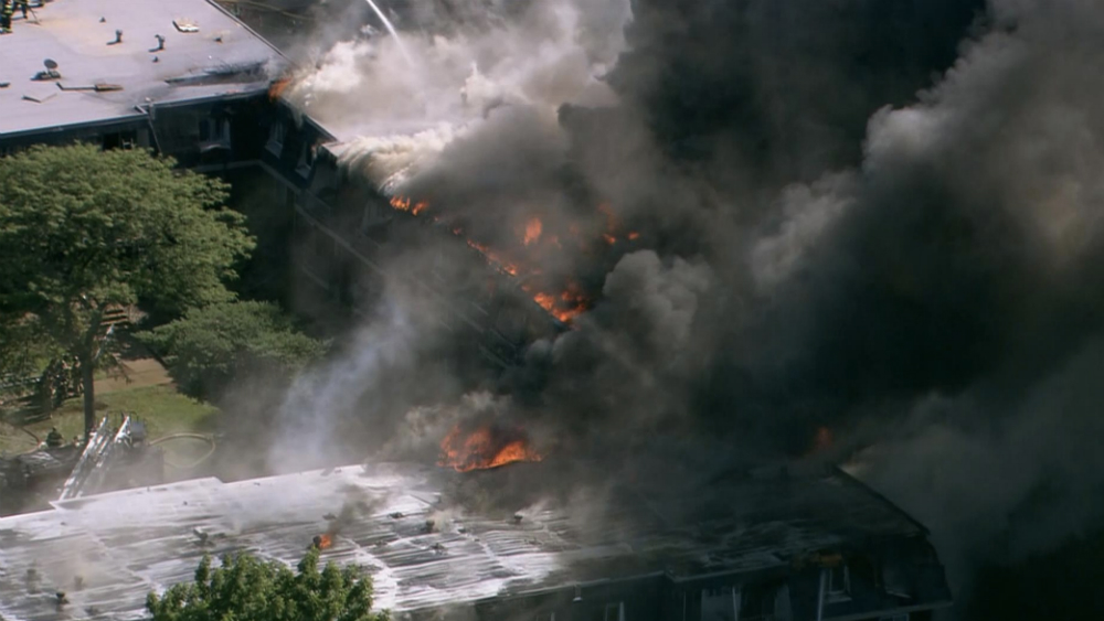 Fuerte incendio en una zona residencial en Illinois