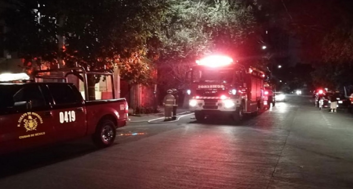 Incendio provoca desalojo de edificio en la colonia Nápoles