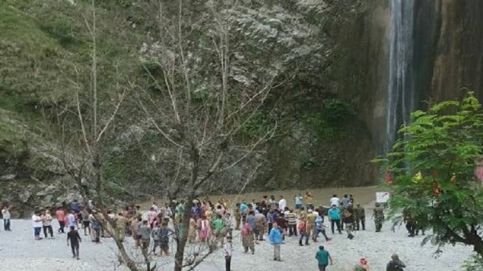 Roca cae sobre turistas en la India, mueren al menos siete