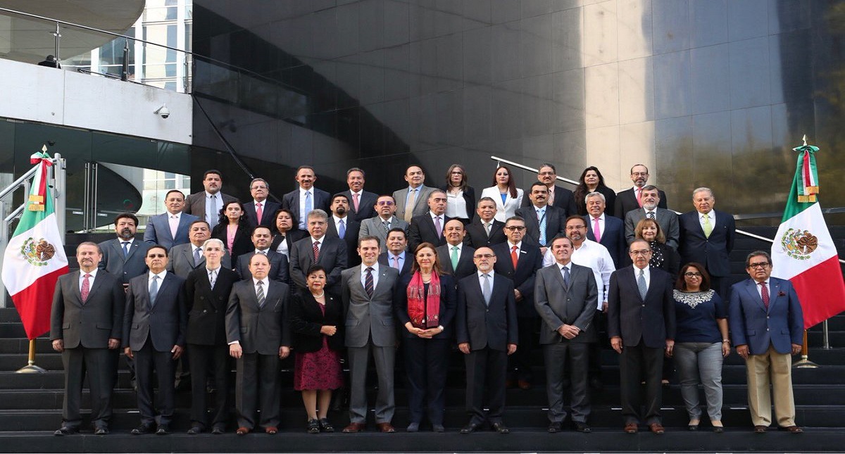 INE da constancia de mayoría a senadores electos