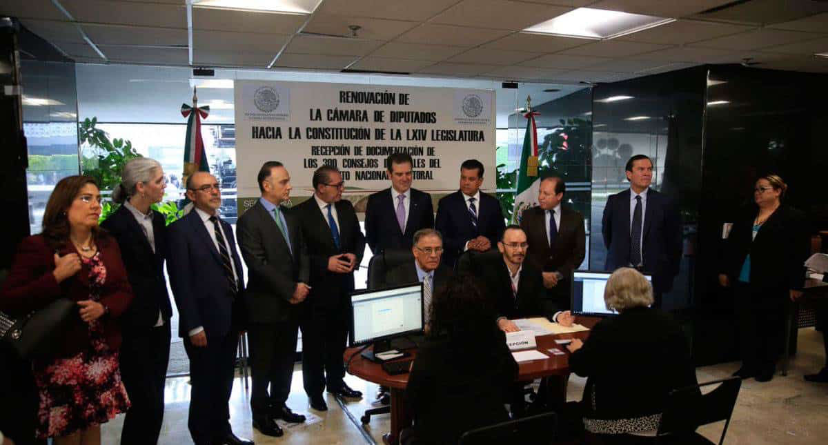 INE entrega constancias de mayoría a 300 diputados federales