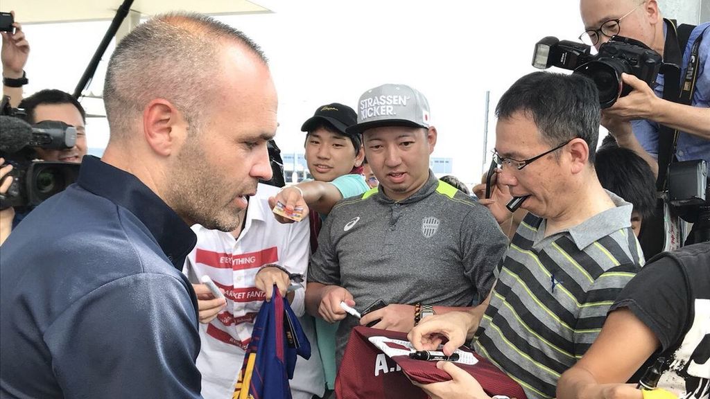 Cientos de aficionados japoneses recibieron a Andrés Iniesta - iniestaint