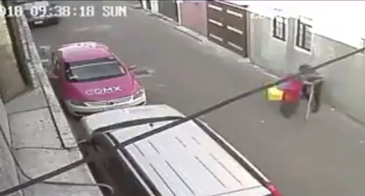 #Video Sujeto roba a invidente en la Ciudad de México