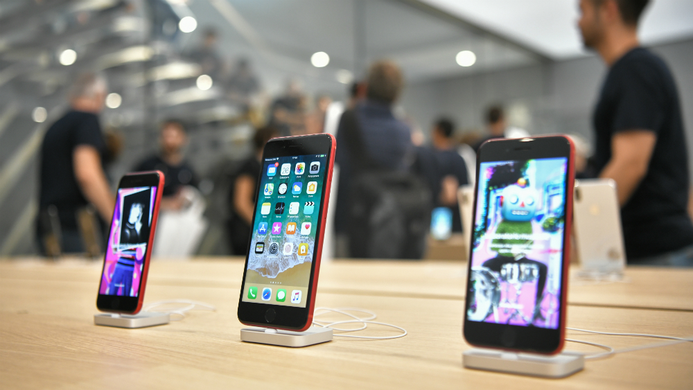 Apple aumenta sus ganancias con sus iPhones más caros - iphones-mesa