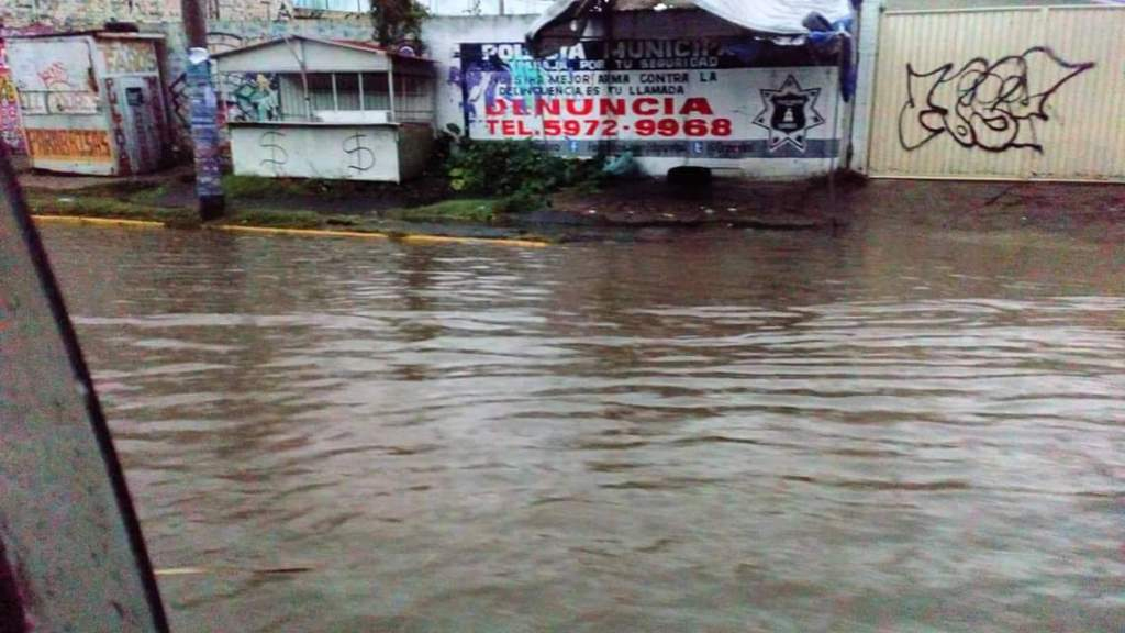 #Video Lluvias desbordan canal en Ixtapaluca